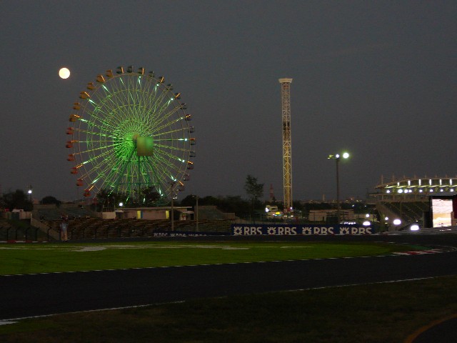 満月と観覧車。シケインにて。